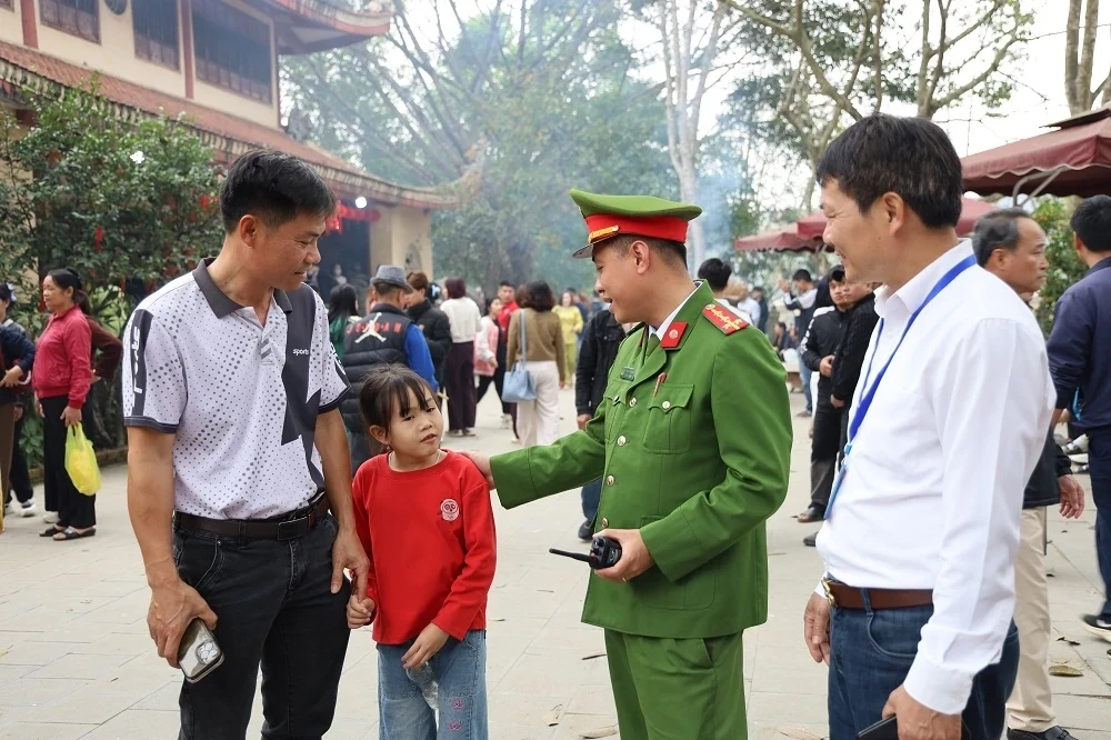 Để đảm bảo an toàn cho du khách, lực lượng chức năng và Ban quản lý Di tích thường xuyên túc trực, hướng dẫn du khách thực hiện nếp sống văn minh trong lễ hội 