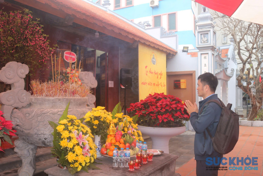 Du khách dân hương, cầu an tại 