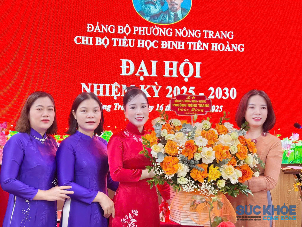 CHúc mừng thành công đại hội chi bộ Trường tiểu học Đinh Tiên Hoàng ( ảnh: ĐT)