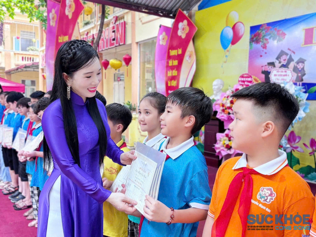 Trao thưởng cho học sinh đoạt giải tham gia hội thi ( ảnh: ĐT)