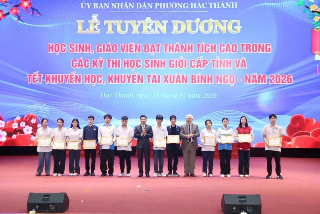 Lãnh đạo phường Hạc Thành và Hội khuyến học tỉnh trao thưởng cho các em học sinh đoạt giải Nhất cấp tỉnh các môn văn hóa khối THCS (Ảnh: Tố Phương)