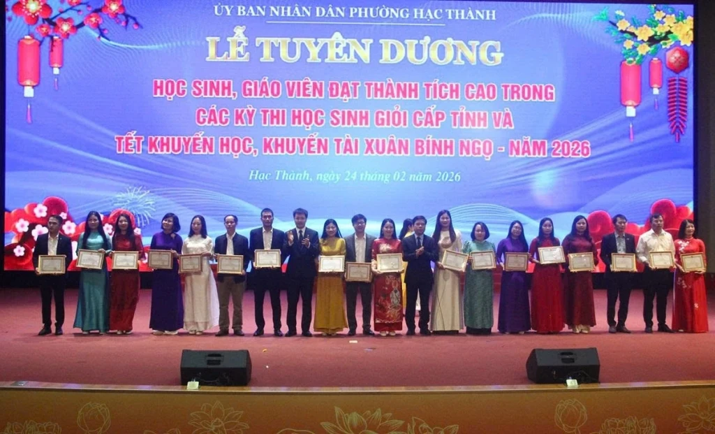 Lãnh đạo phường Hạc Thành trao khen thưởng cho giáo viên có học sinh đoạt giải cao trong các kỳ thi học sinh giỏi cấp tỉnh 