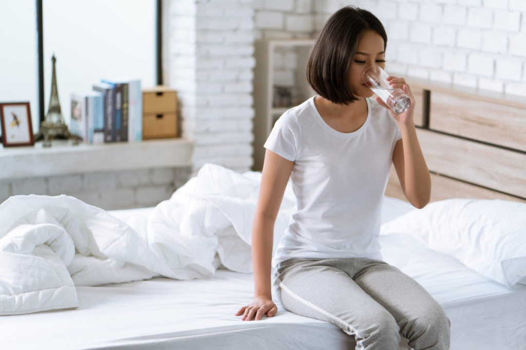 Bổ sung nước khi bị ngộ độc (Ảnh: Sưu tầm)