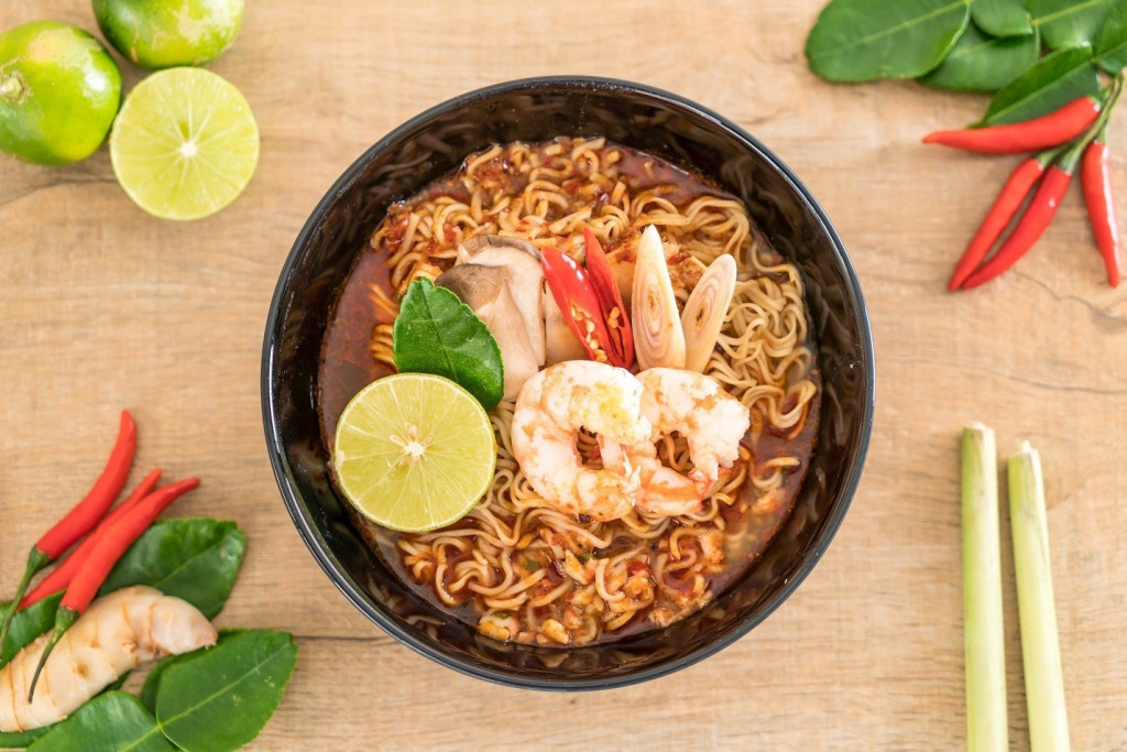 Mì ăn liền chứa tinh bột tinh chế và nhiều natri, nếu ăn thường xuyên có thể khiến da tiết dầu nhiều hơn. (Ảnh: Sưu tầm)