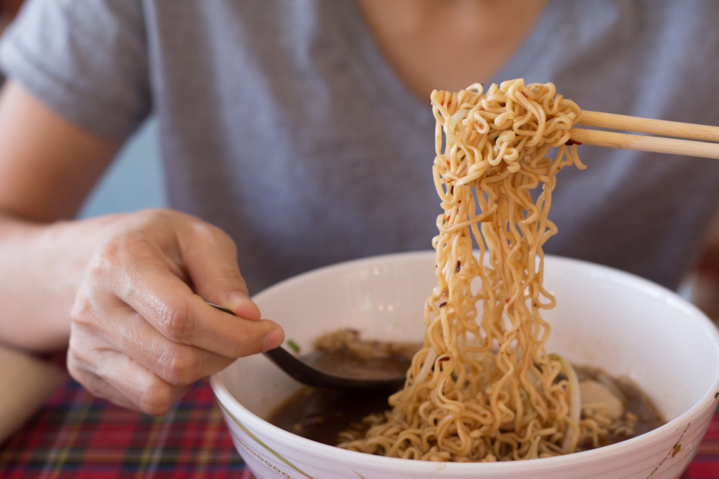 Kết hợp mì ăn liền với rau xanh, protein và uống đủ nước giúp hạn chế nguy cơ nổi mụn. (Ảnh: Sưu tầm)