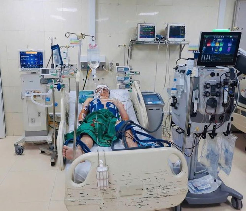 Hình ảnh anh M được cấp cứu tại bệnh viện (Ảnh: BVCC)