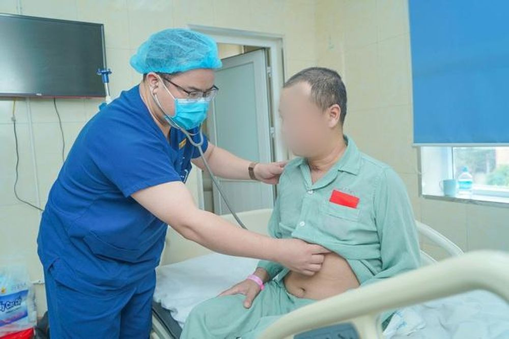 Anh M được bác sĩ thăm khám tại bệnh viện (Ảnh: BVCC)