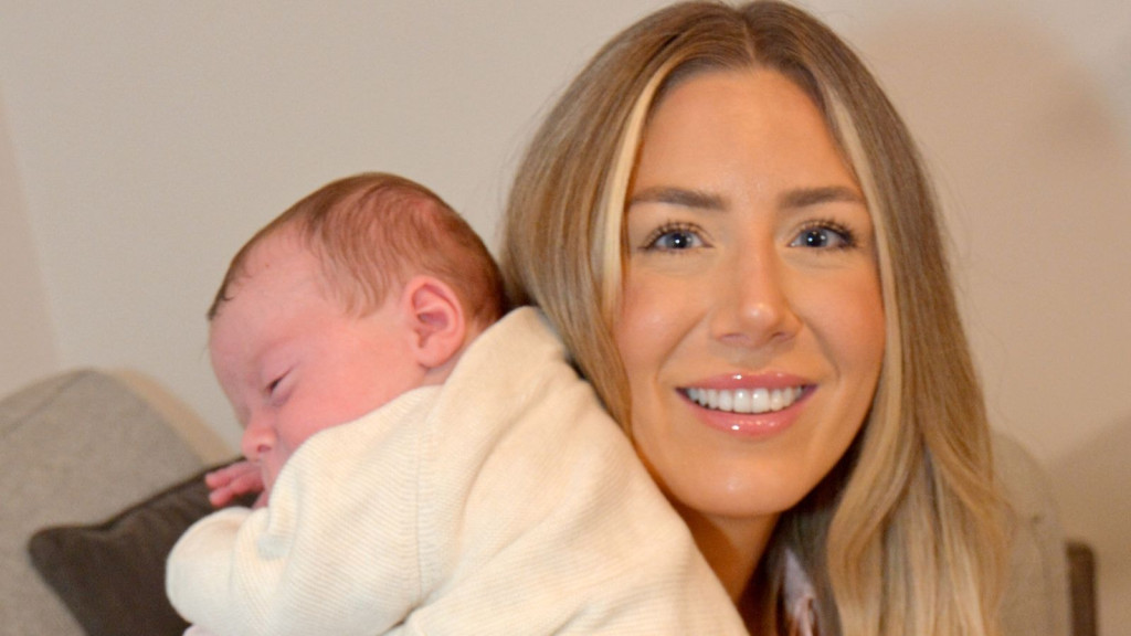 Grace Bell cùng con trai Hugo (Ảnh: Womb Transplant UK/PA)
