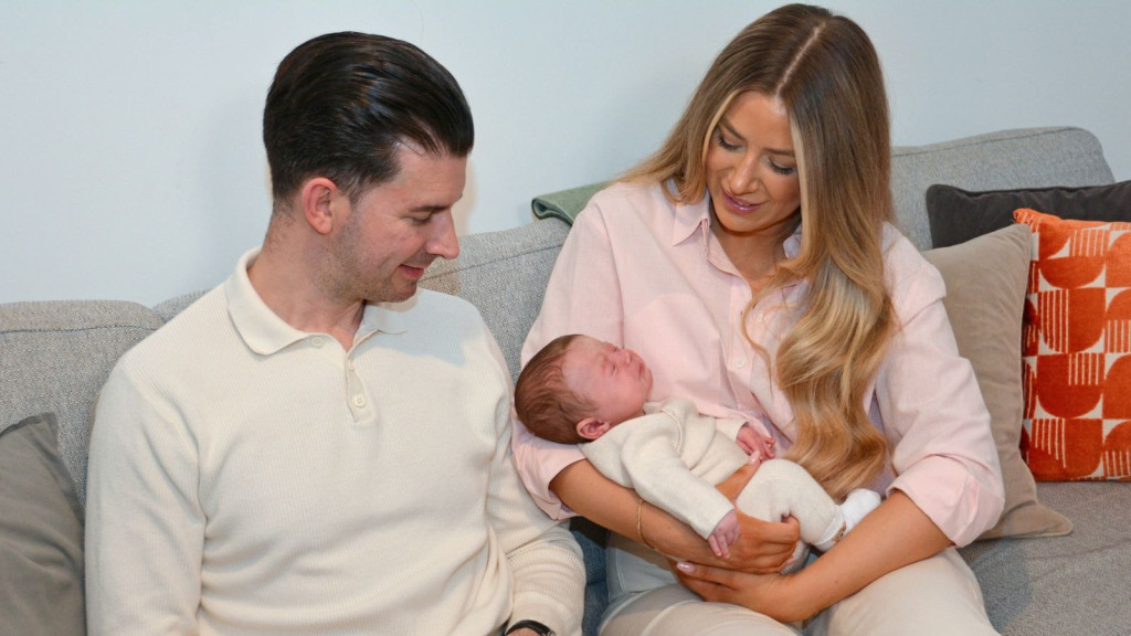 Grace Bell và Steven Powell cùng con trai Hugo (Ảnh: Womb Transplant UK/PA)