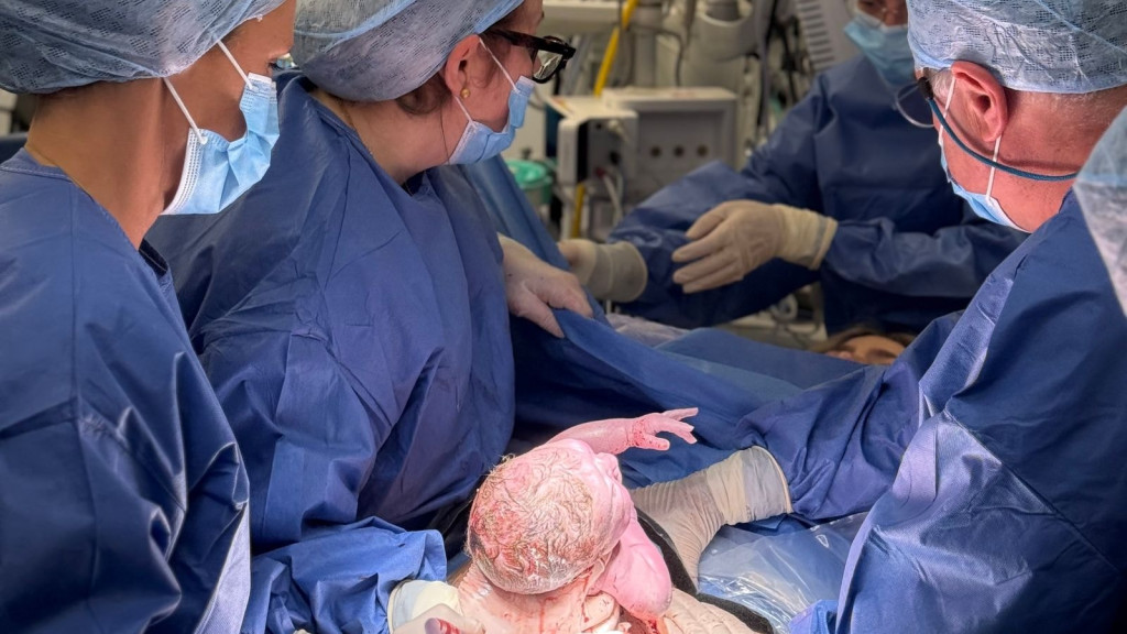Khoảnh khắc Hugo Powell chào đời (Ảnh: Womb Transplant UK/PA)