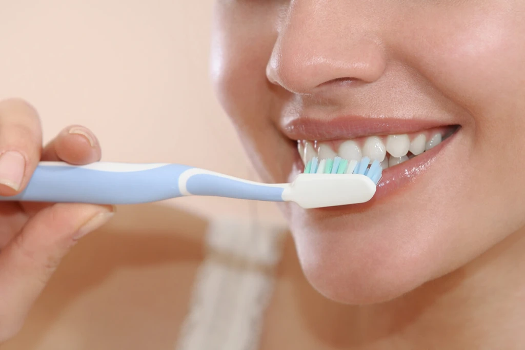Sử dụng bàn chải lông cứng khiến men răng bị mòn (Ảnh: Sưu tầm)