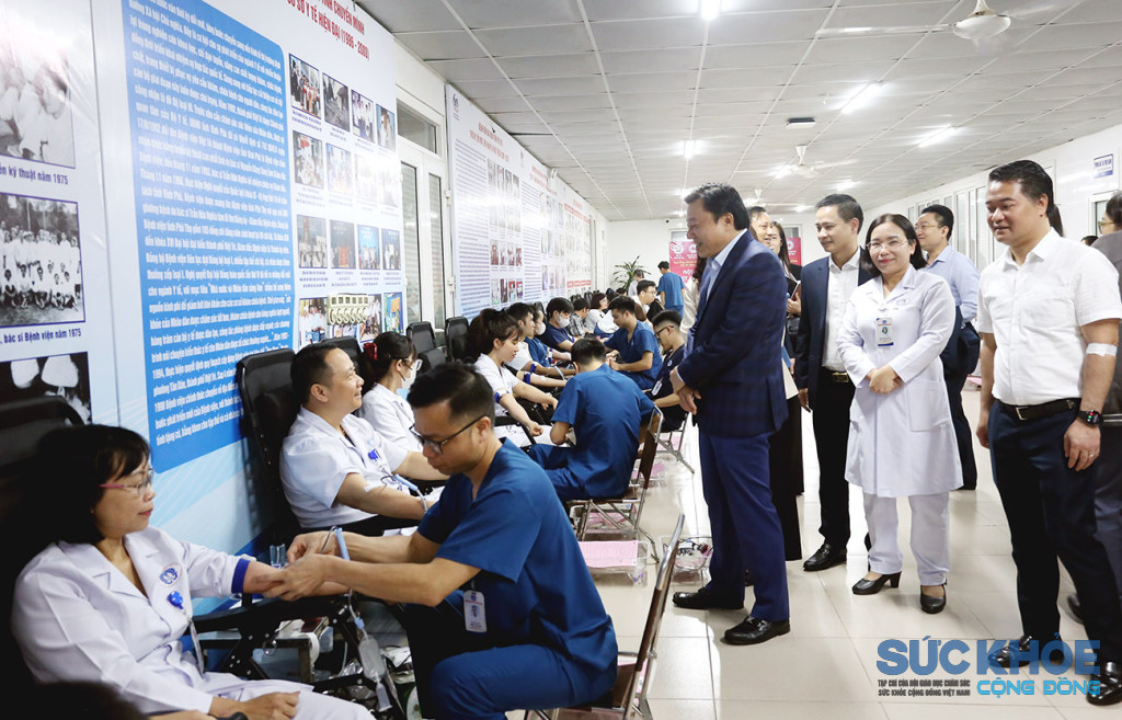 : Phó Chủ tịch UBND tỉnh Nguyễn Huy Ngọc động viên các tình nguyện viên tham gia hiến máu (Ảnh: Đình Thơm)