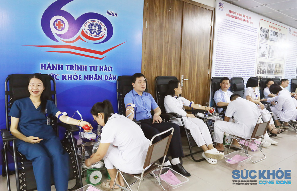 Đông đảo cán bộ viên chức, người lao động ở các cơ sở y tế trên địa bàn tỉnh tham gia hiến máu (Ảnh: Đình Thơm)