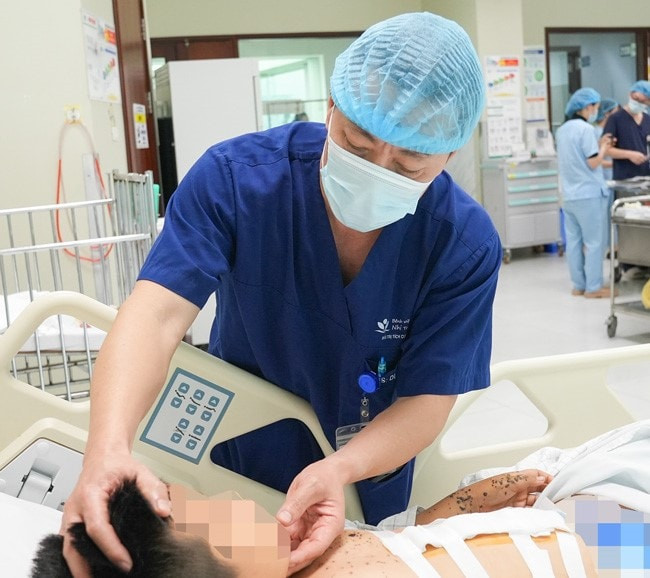 Bệnh nhi bị đa chấn thương nghiêm trọng do kíp nổ (Ảnh: BVCC)