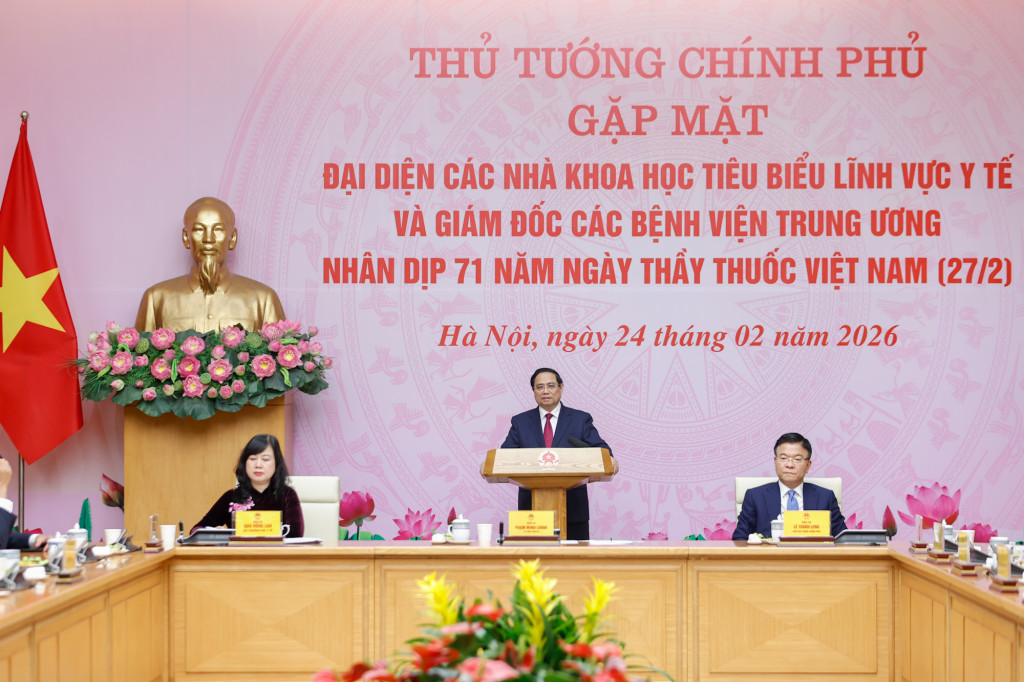 Thủ tướng Chính phủ Phạm Minh Chính gặp mặt đại diện các nhà khoa học tiêu biểu trong lĩnh vực y tế và Giám đốc các bệnh viện Trung ương nhân Kỷ niệm 71 năm Ngày Thầy thuốc Việt Nam 27/2 (Ảnh: VGP/Nhật Bắc)