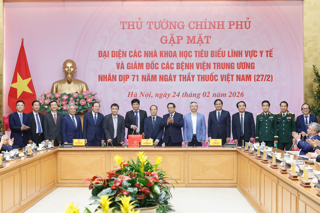 Thủ tướng Chính phủ Phạm Minh Chính tặng quà đại diện các nhà khoa học tiêu biểu trong lĩnh vực y tế và Giám đốc các bệnh viện Trung ương nhân Kỷ niệm 71 năm Ngày Thầy thuốc Việt Nam 27/2 (Ảnh: VGP/Nhật Bắc)