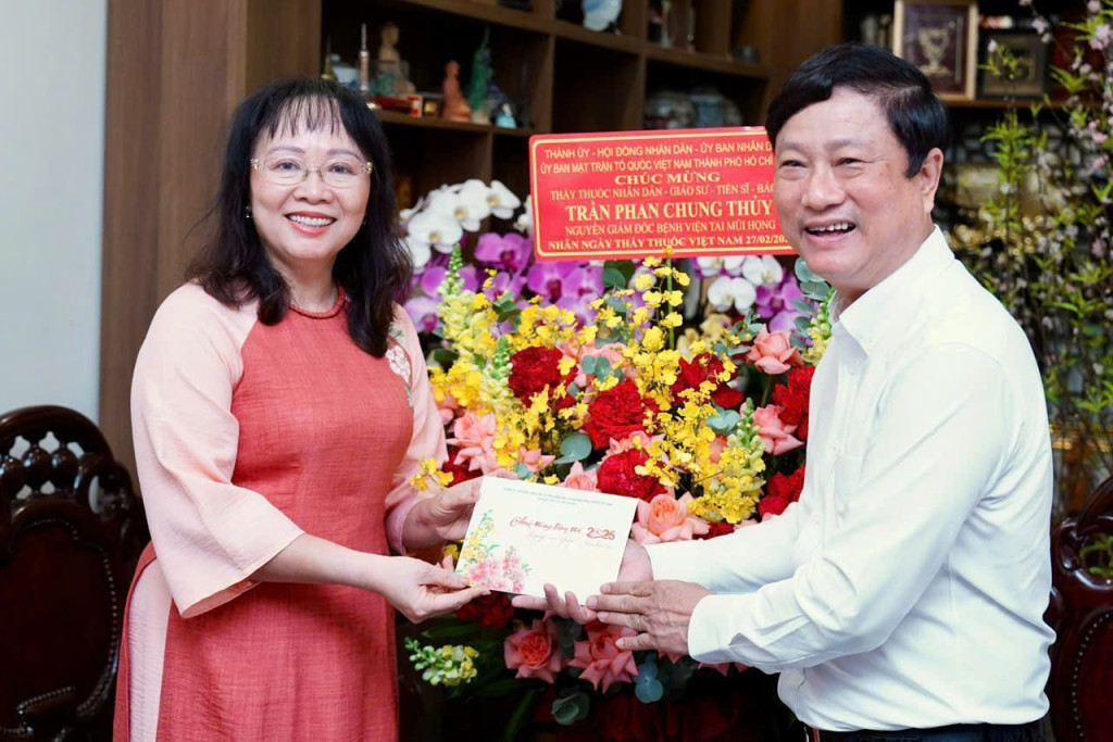 Chủ tịch HĐND TP. Hồ Chí Minh Võ Văn Minh chúc mừng GS.TS.BS Trần Phan Chung Thủy