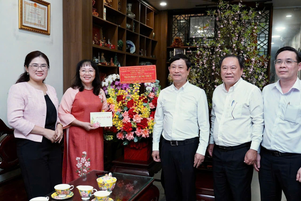 Chủ tịch HĐND TP. Hồ Chí Minh Võ Văn Minh cùng đoàn công tác trao tặng quà cho GS.TS.BS Trần Phan Chung Thủy