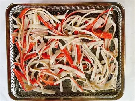 Có thể chiên ngập dầu hoặc dùng nồi chiên không dầu để tạo lớp vỏ vàng giòn cho snack thanh cua. (Ảnh: Sưu tầm)