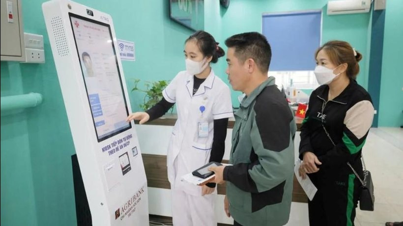 Ki-ốt tiếp nhận khám, chữa bệnh tự động phục vụ người dân khi đến đăng ký khám tại Trạm Y tế xã Sóc Sơn (Ảnh: TL)