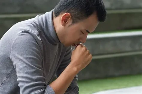Đờm vàng xanh, đặc hoặc lẫn máu là biểu hiện bất thường, người bệnh nên đi khám sớm. (Ảnh: Sưu tầm)