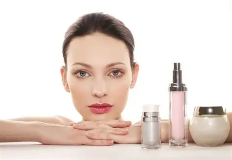 Duy trì thói quen chăm sóc da ban đêm đúng cách góp phần ngăn ngừa lão hóa sớm và giữ da luôn tươi trẻ. (Ảnh: Sưu tầm)