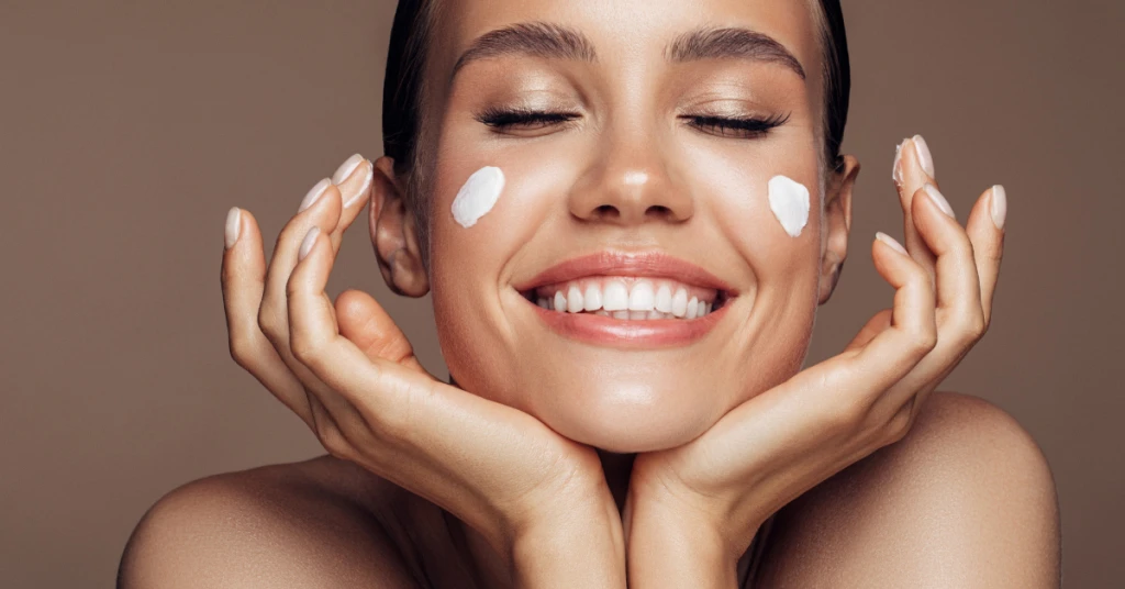 Serum và kem dưỡng ẩm là hai bước quan trọng giúp phục hồi, tái tạo làn da trong lúc ngủ. (Ảnh: Sưu tầm)