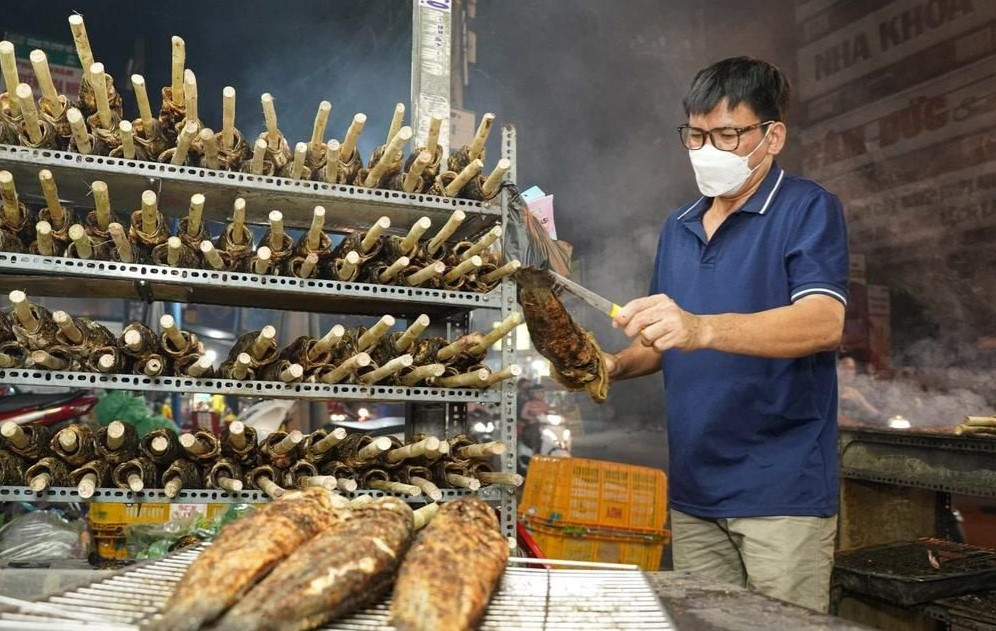 Anh Văn Trung (quê Đồng Tháp) cùng các nhân viên nướng cá tại số nhà 44, đường Tân Kỳ Tân Quý từ 16 giờ. 