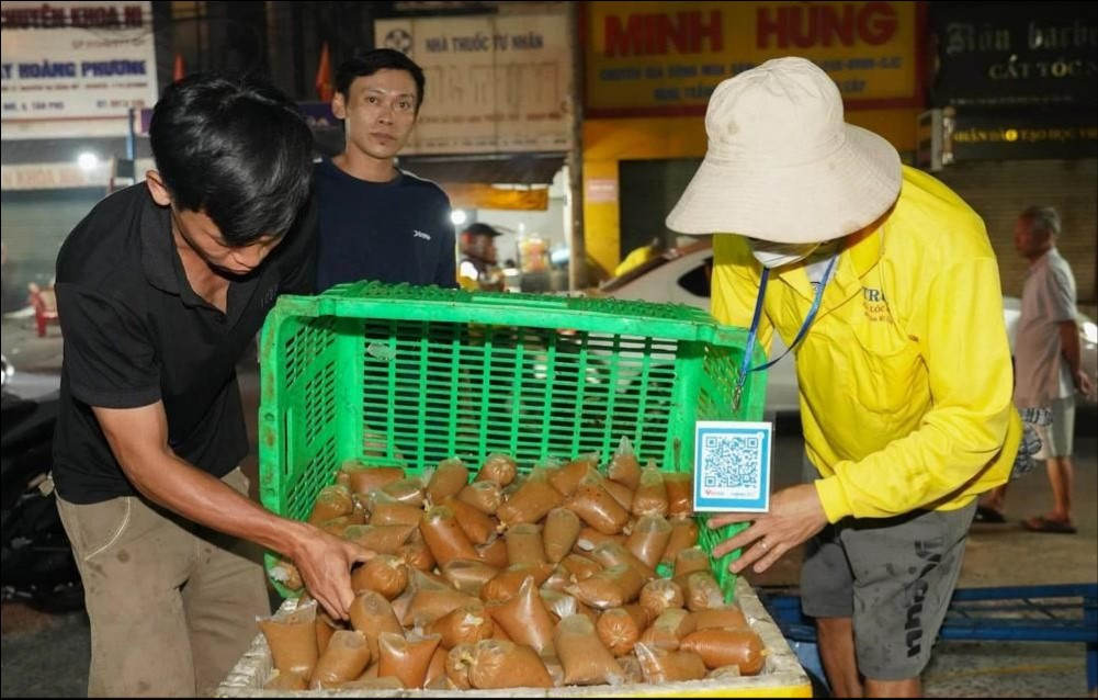Thu Thủy (ngụ phường Tân Sơn Nhì) và mọi người tại tiệm cá nước Trung chuẩn bị khoảng 2.000 phần rau giao kèm cho khách mua cá lóc nướng.