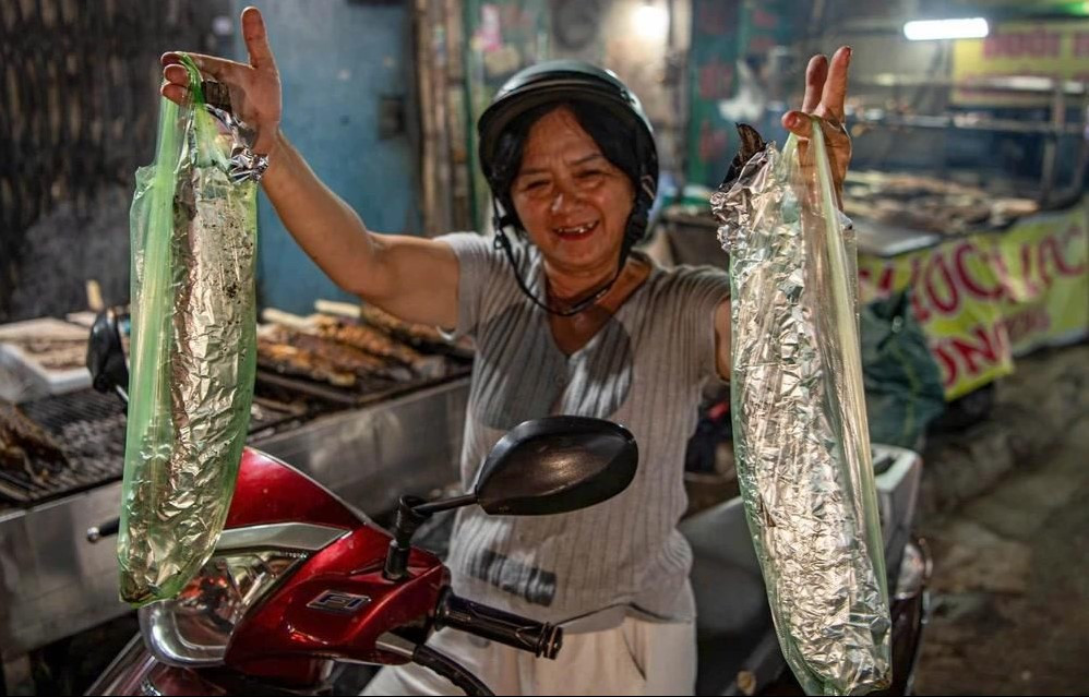 Khoảng 21 giờ, cô Hiền (ngụ phường Bình Hưng Hòa) ghé mua 2 con cá lóc nướng: 