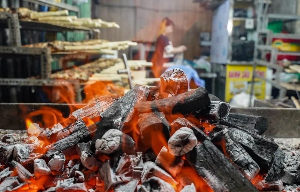 Rạng sáng ngày 26-2 (tức mùng 10 tháng Giêng) nhiều chủ tiệm đã nhóm mẻ than mới để tiếp tục nướng cá. Ai cũng mong việc mua bán sẽ đắt hàng trong ngày vía Thần Tài để mở đầu cho một năm mới thuận lợi, nhiều tài lộc.
