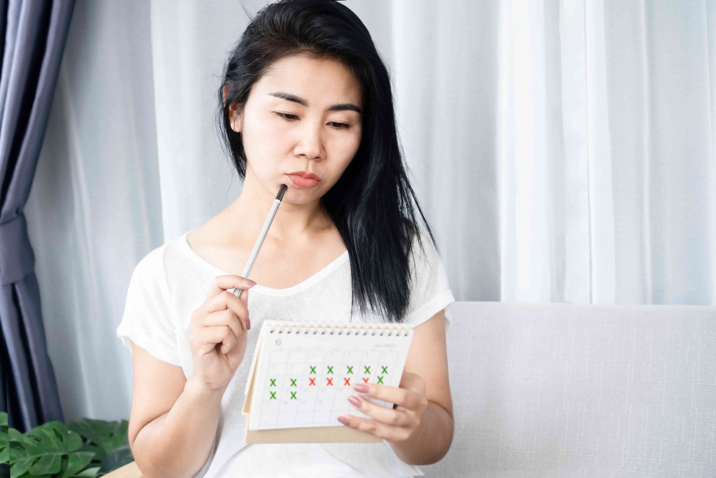 Theo dõi chu kỳ kinh nguyệt đều đặn giúp phụ nữ chủ động hơn trong việc xác định thời điểm rụng trứng. (Ảnh: Sưu tầm)