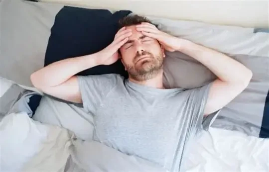 Nếu ra mồ hôi nhiều khi ngủ kèm sụt cân, sốt hoặc mệt mỏi, nên đi khám để được chẩn đoán sớm. (Ảnh: Sưu tầm)