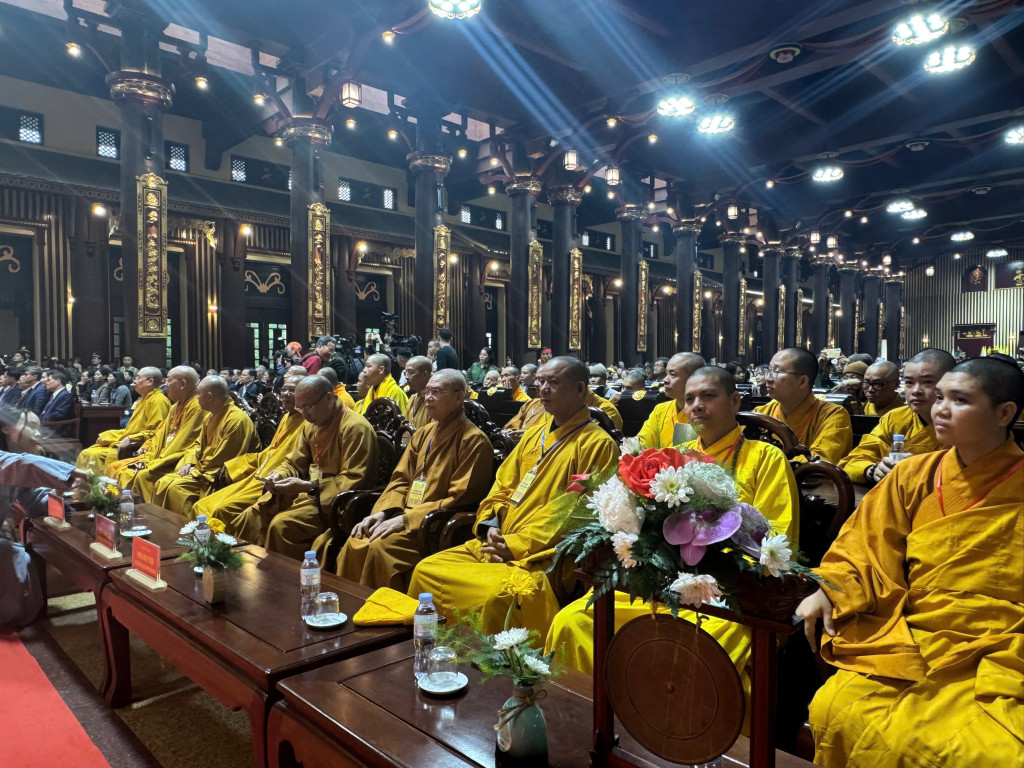Các vị đại biểu, chư tăng, du khách về dự hội Xuân Yên Tử 2026