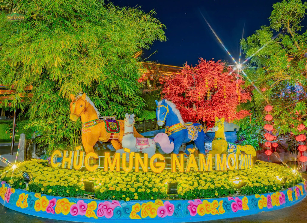 Tiểu cảnh gia đình linh vật Ngựa gửi gắm niềm hân hoan đón chào năm mới cùng lời cầu chúc an lành