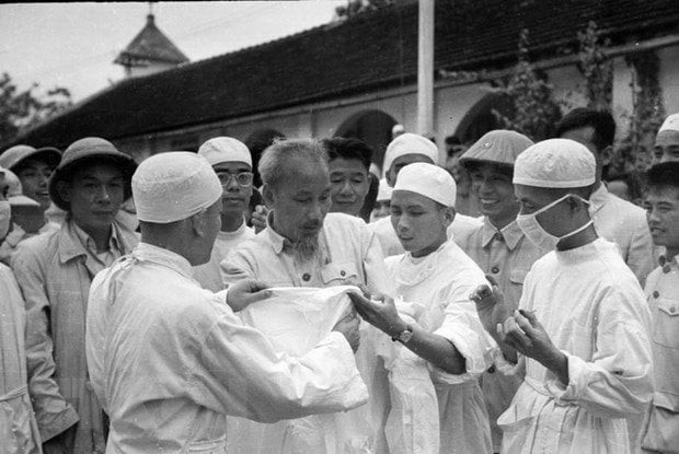 Chủ tịch Hồ Chí Minh thăm Bệnh viện Quân y Hải Phòng (51957) (Ảnh TTXVN)