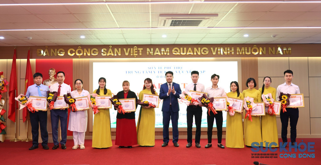 Lê Công Bình – Giám đốc TTYT Khu vực Yên Lập trao thành tích cho tập thể cá nhân ( ảnh: ĐT)