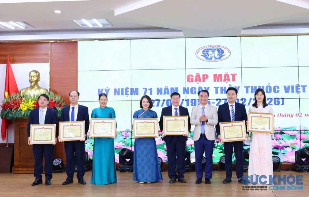 Lãnh đạo bệnh viện đa khoa tỉnh trao thưởng cho tập thể cá nhân có thành tích xuất sắc ( ảnh: ĐT)