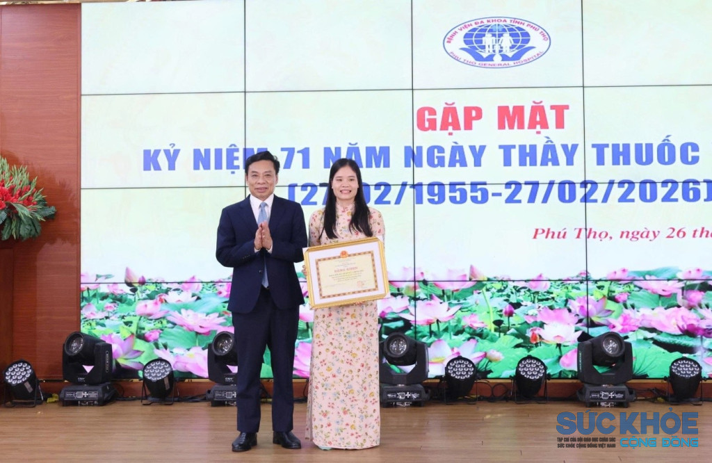 Lãnh đạo Bệnh viên trao thành tích xuất sắc cho TS Vân trưởng kho hồi sức chống độc ( ảnh: ĐT)