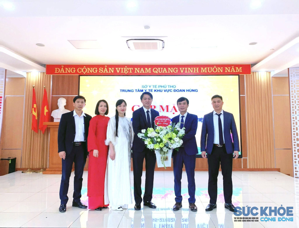 Lãnh đạo Đảng ủy, UBND xã Tây Cốc chúc mừng ngày 27.2 TTYT khu vực Đoan Hùng ( ảnh: ĐT)
