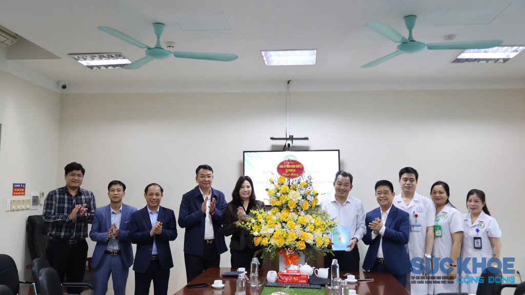Lãnh đạo Đảng ủy, UBND xã Thanh Ba đến chúc mừng ngày 27.2 TTYT khu vực Thanh Ba ( ảnh: ĐT)