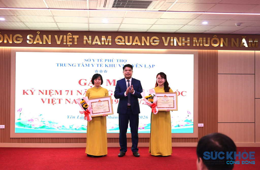 Lãnh đạo TTYT Khu vực Yên Lập trao thành tích cho Y bác sĩ có thành tích xuất sắc ( ảnh: ĐT)