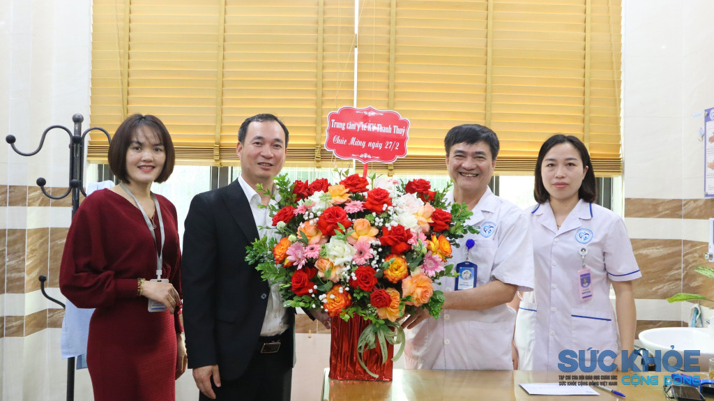 Nguyễn Tiến Đoàn – Giám đốc Trung tâm Y tế khu vực Thanh Thủy đã trực tiếp đến thăm hỏi, tặng hoa và gửi lời chúc mừng Y bác sĩ (ảnh: ĐT)