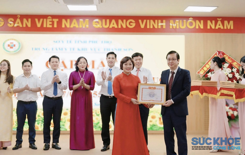 Tiến sĩ Lê Quang Thọ – Phó Giám đốc Sở Y tế tỉnh Phú Thọ trao thành tích cho Giám đốc TTYT Khu vực Thanh Sơn ( ảnh: TL)
