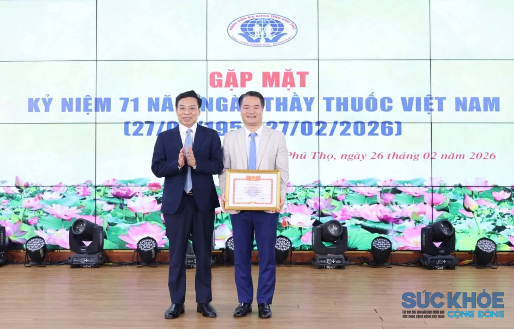 ông Lê Đình Thanh Sơn, Giám đốc bệnh viện đa khoa tỉnh Phú Thọ nhận thành tích xuất sắc ( ảnh: ĐT)