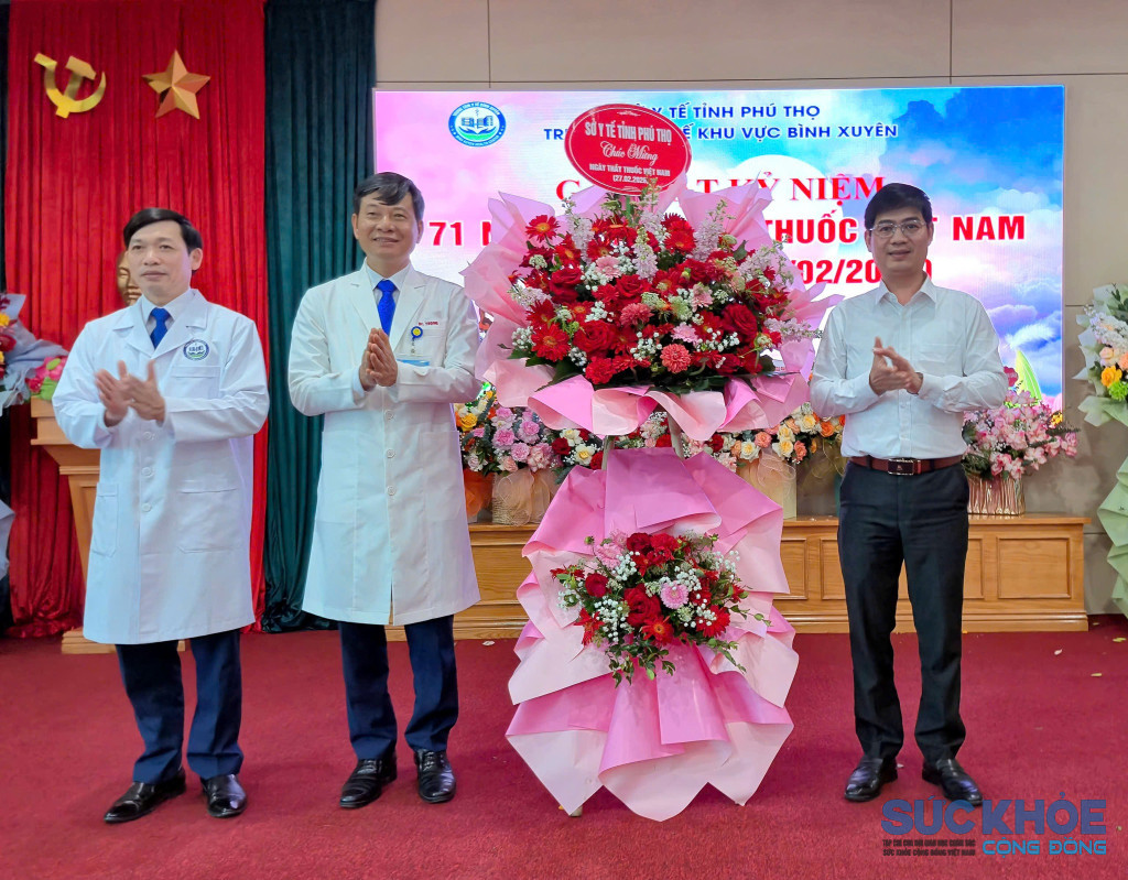 Lãnh đạo Sở Y tế tặng hoa chúc mừng TTYT khu vực Bình Xuyên ( ảnh: ĐT)