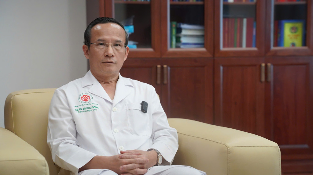 Trung tướng, GS.TS Lê Hữu Song, Giám đốc Bệnh viện Trung ương Quân đội 108 xác định, chuyển đổi số và AI là trụ cột chiến lược trong các hoạt động của bệnh viện (Ảnh: VGP/TN)