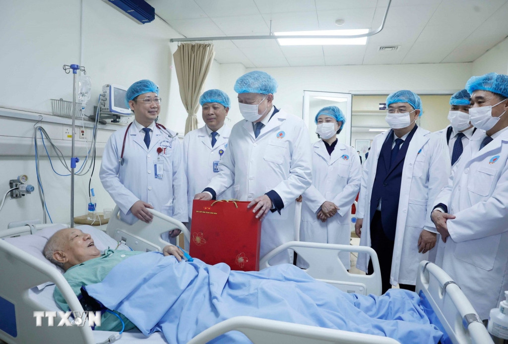 Tổng Bí thư Tô Lâm thăm hỏi và tặng quà cho bệnh nhân đang điều trị tại bệnh viện (Ảnh: Thống Nhất/TTXVN)