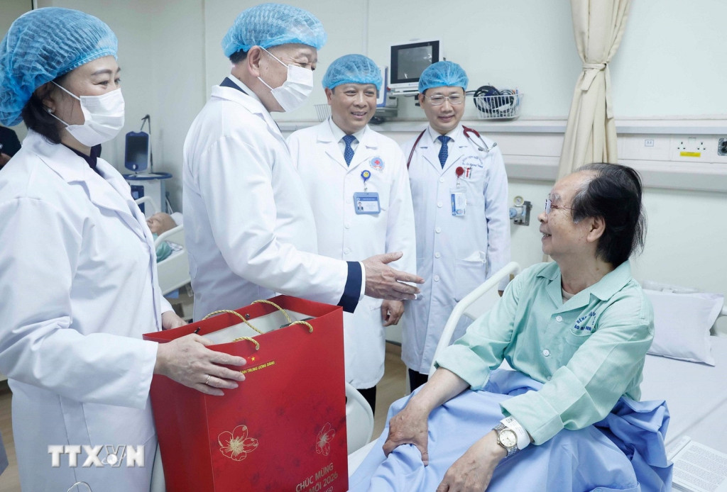 Tổng Bí thư Tô Lâm thăm hỏi và tặng quà cho bệnh nhân đang điều trị tại bệnh viện (Ảnh: Thống Nhất/TTXVN)