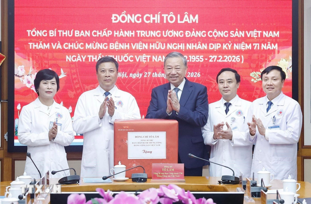 Tổng Bí thư Tô Lâm tặng quà cho cán bộ, bác sĩ, nhân viên y tế Bệnh viện Hữu nghị (Ảnh: Thống Nhất/TTXVN)
